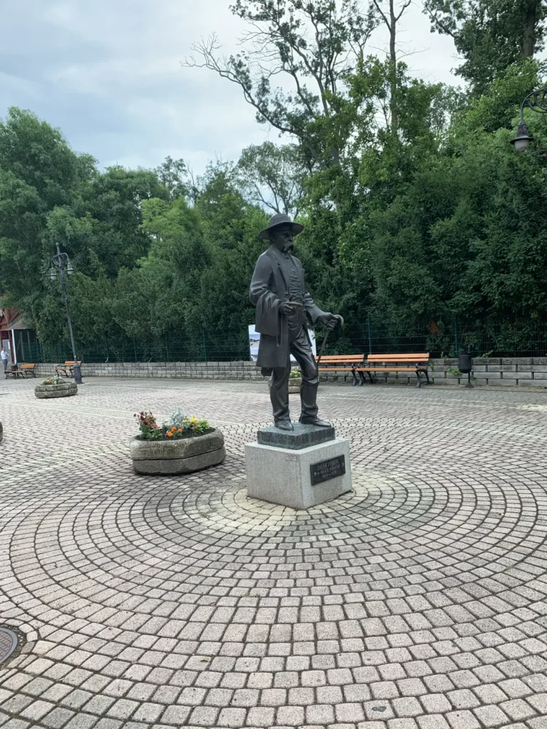 Bronze statue of Ferenc Deák on a cobbled square in Hévíz